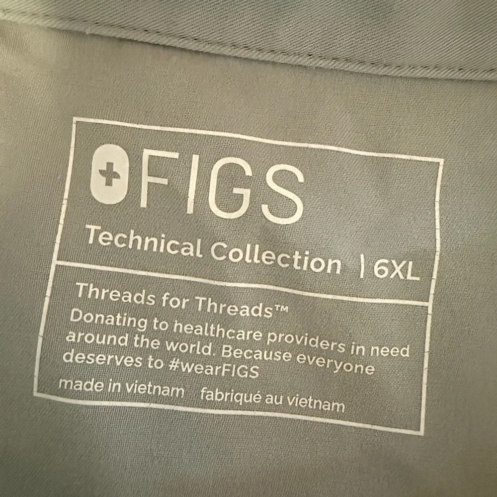 FIGS Light Gray Rafaela Oversized Scrub Top 6XL - Picture 3 of 7